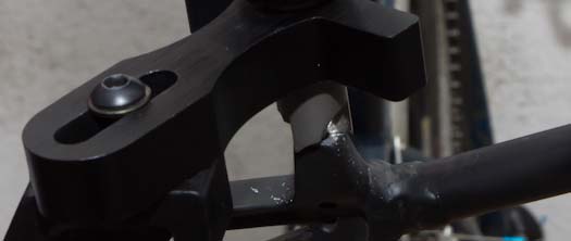 Торцовка рамы под калипер дискового тормоза в мастерской 